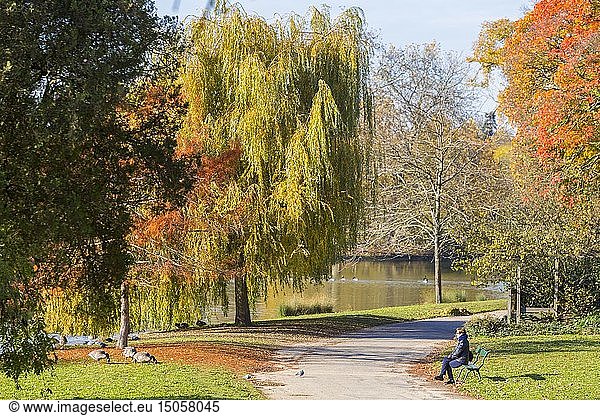 France  Paris  Bois de Vincennes  Daumesnil Lake in autumn
