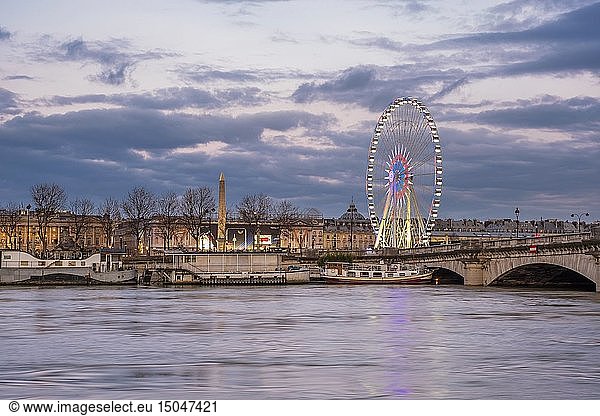 France  Paris  the banks of the Seine river listed as World Heritage by UNESCO  flood of the Seine river (january 2018)  Big Wheel and Obelisk on Concorde square and the Concorde bridge
