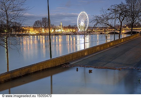 France  Paris  the banks of the Seine river listed as World Heritage by UNESCO  flood of the Seine river (january 2018)  Big Wheel and Obelisk on Concorde square and the Concorde bridge