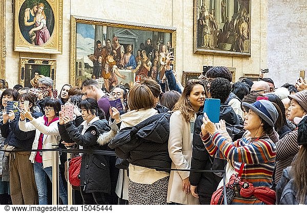 France  Paris  the Louvre Museum  crowd in front of Leonardo da Vinci's painting of the Mona Lisa