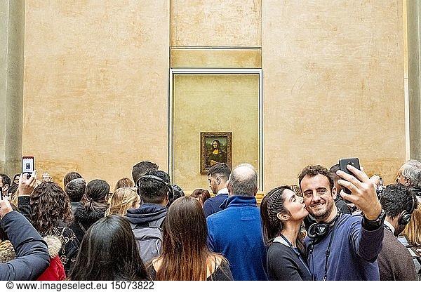 France  Paris  the Louvre Museum  crowd in front of Leonardo da Vinci's painting of the Mona Lisa