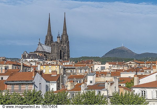France  Puy de Dome  area listed as World Heritage by UNESCO  Clermont Ferrand  old district and Notre dame de l'Assomption cathedral  puy de Dome in the background