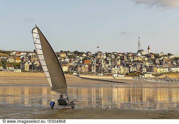 France  Somme (80)  Ault  The large sandy beaches of the windswept coast of Picardy are an ideal place for the practice of the sail-hauler