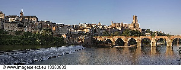 France Tarn Albi the episcopal city listed as World Heritage by UNES UNESCO Sainte Cecile cathedral the old bridge and Tarn river