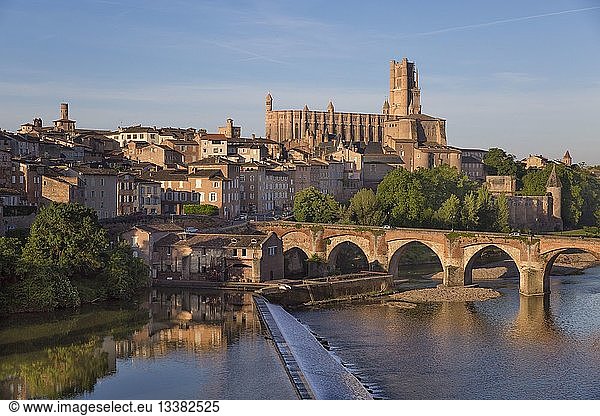 France  Tarn  Albi  the episcopal city  listed as World Heritage by UNES UNESCO  Sainte Cecile cathedral  the old bridge and Tarn river