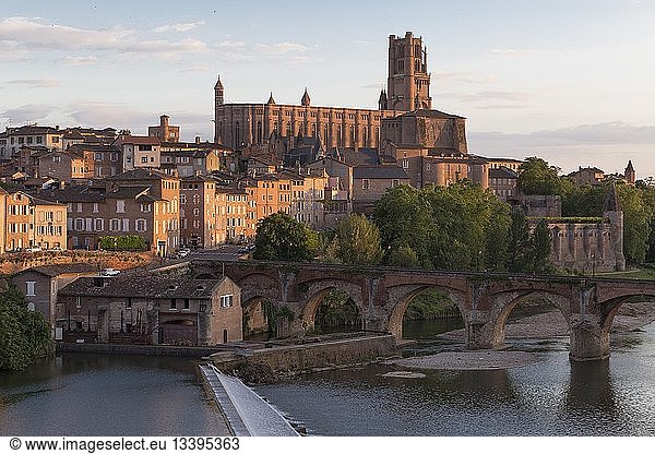 France  Tarn  Albi  the episcopal city  listed as World Heritage by UNES UNESCO  Sainte Cecile cathedral  the old bridge and Tarn river