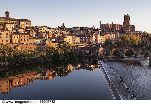 France  Tarn  Albi  the episcopal city  listed as World Heritage by UNESCO  Sainte Cecile cathedral and old bridge over the Tarn