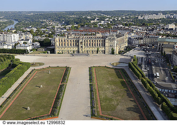 France  Yvelines  Saint Germain en Laye  the castle  headquarters of the National Archeology Museum  and the park designed by Le Notre (aerial view)