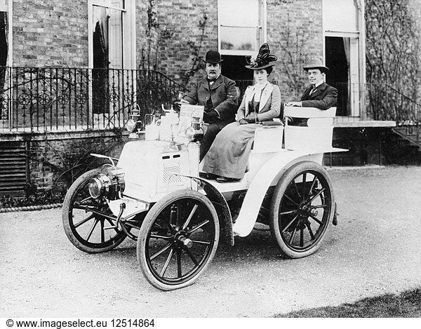 Frank Butler und Tochter auf einer 6-PS-Panhard  1900. Künstler: Unbekannt