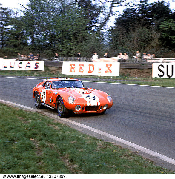 Frank Gardner im Shelby Cobra Willment Coupe in Old Hall Corner. Tourist Trophy  Oulton Park  England  1. Mai 1965.