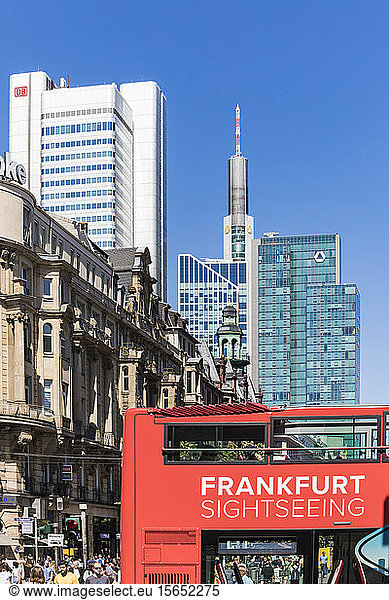 Frankfurter Sightseeing-Bus vor Gebäuden in Frankfurt  Deutschland
