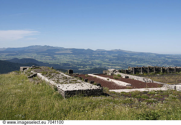 Franko-romanischer Tempel des Merkur auf dem Gipfel des Puy de Dome  Regionaler Naturpark Volcans díAuvergne  Frankreich  Europa