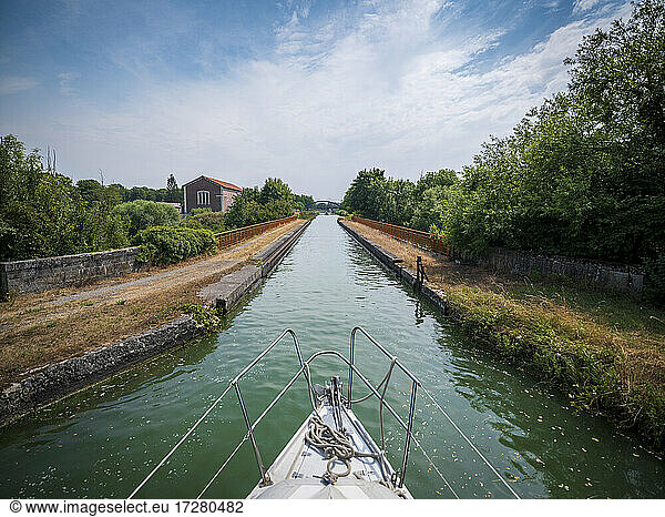 Frankreich  Aisne  Bug eines Bootes auf dem Canal De L'Oise A L'Aisne