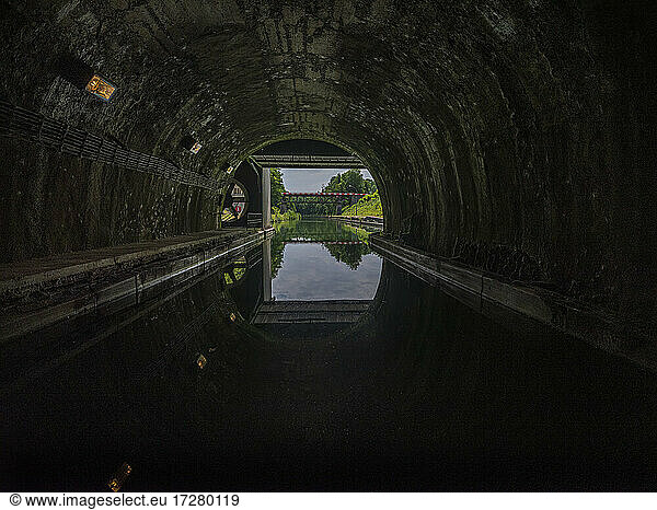 Frankreich  Aisne  Tunnel am Canal De L'Oise A L'Aisne