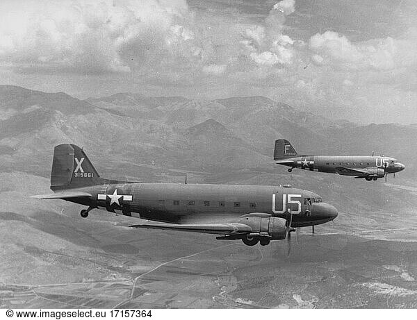 FRANKREICH -- 15. August 1944 -- Douglas C-47 'Skytrains'  12th Air Force Troop Carrier Wing  beladen mit Fallschirmjägern auf dem Weg zur Invasion Südfrankreichs -- Bild von Lightroom Photos / USAF *Nicht auf Staub und Kratzer hin retuschiert.