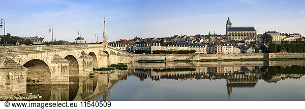 Frankreich Blois Blick auf die Stadt mit Jacques-Gabriel-Brücke und Saint-Louis-Kathedrale
