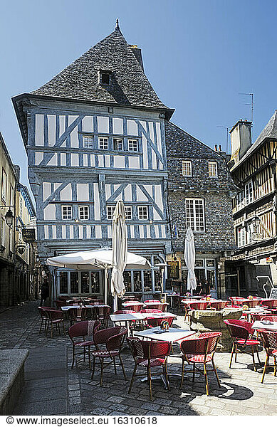 Frankreich  Bretagne  Dinan  Fachwerkhäuser und Pflasterrestaurant