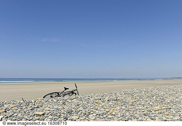 Frankreich  Bretagne  Finistere  Fahrrad am Strand