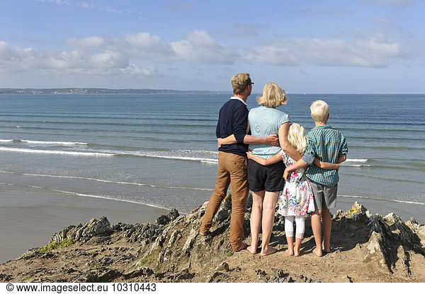 Frankreich  Bretagne  Finistere  Familie mit zwei Kindern mit Blick auf den Atlantik