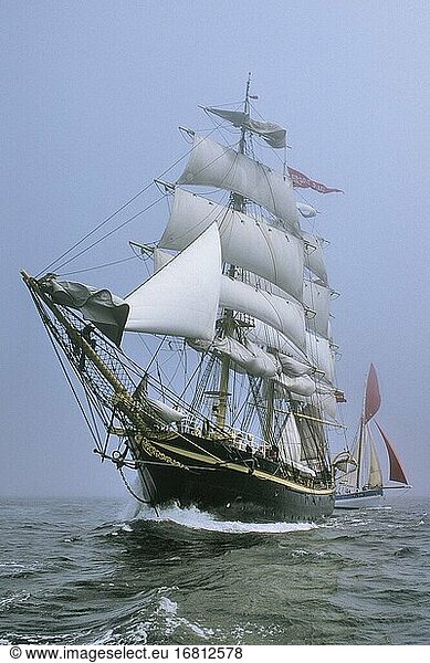 Frankreich  Bretagne  Finistere  Reede von Brest  dänisches Schiff Georg Stage und Thunfischfänger Vieux Copain .
