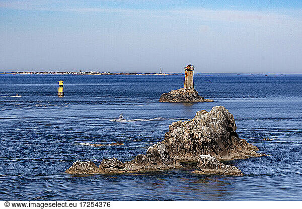 Frankreich  Bretagne  Finistere sud  Felsen im Meer und Leuchtturm