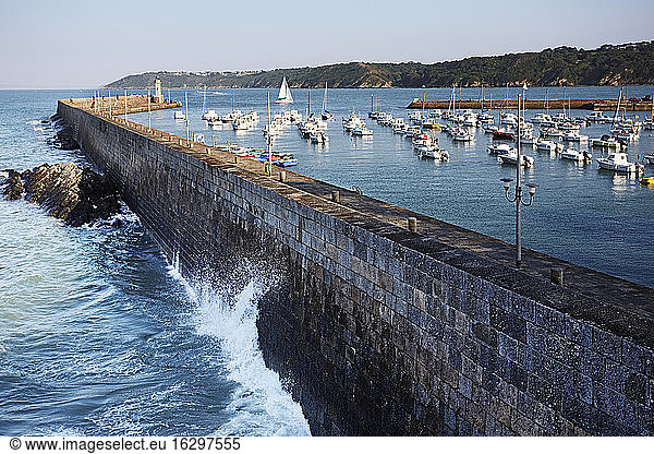 Frankreich  Bretagne  Jachthafen und Kaimauer von Bicnic