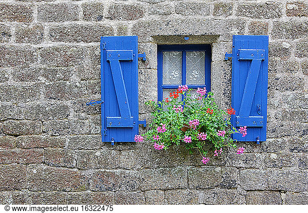 Frankreich  Bretagne  Locranan  Fenster eines historischen Gebäudes