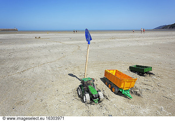 Frankreich  Bretagne  Spielzeug am Strand von Binic bei Ebbe