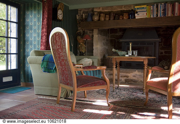 Frankreich  Bretagne  Wohnzimmer mit Kamin
