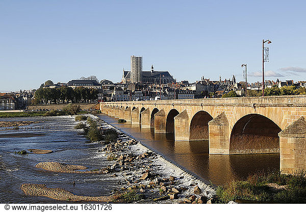 Frankreich Burgund Loire-Brücke in Nevers