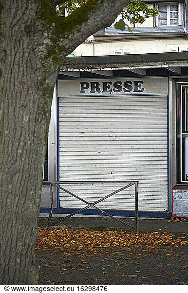 Frankreich  Burgund  Nevers  Verlassener Zeitungsstand