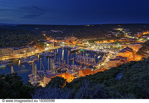 Frankreich  Corse-du-Sud  Bonifacio  Beleuchteter Hafen der Küstenstadt bei Nacht