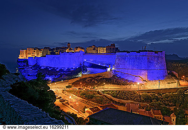 Frankreich  Corse-du-Sud  Bonifacio  Zitadelle der Klippenstadt bei Nacht