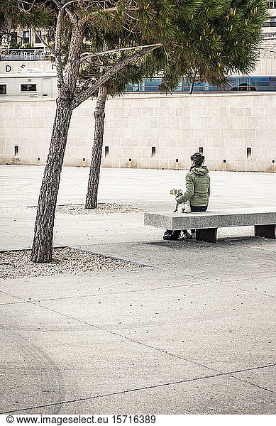 Frankreich  Cote d'Azur  Marseille  Frau mit Hund auf Bank sitzend in Vieux Port