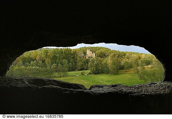 Frankreich  Dordogne  Beune-Tal  Schloss Laussel von den Höhlenwohnungen von Commarque aus gesehen.