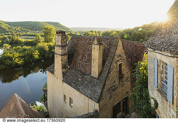 Frankreich  Dordogne  Beynac-et-Cazenac  Altes mittelalterliches Dorfhaus bei Sonnenuntergang