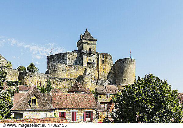 Frankreich  Dordogne  Castelnaud-la-Chapelle  Häuser vor dem Chateau de Castelnaud-La-Chapelle