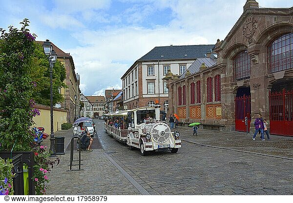Frankreich  Elsaß  Colmar  Innenstadt  Altstadt  Bimmelbahn für Stadtrundfahrt  Europa