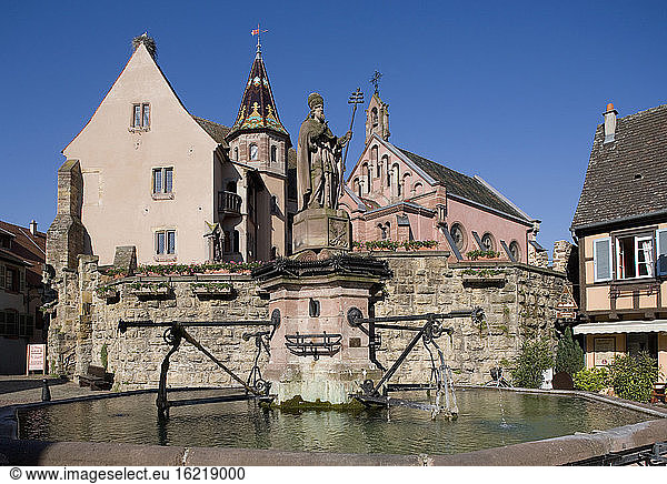 Frankreich  Elsass  Eguisheim  Festung und Kapelle  Brunnen im Vordergrund