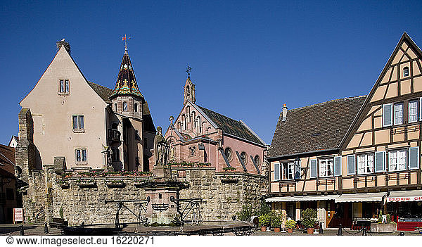 Frankreich  Elsass  Eguisheim  Festung und Kapelle  Brunnen im Vordergrund
