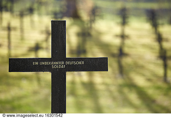 Frankreich  Elsass  Kreuz für einen namenlosen deutschen Soldaten  Soldatenfriedhof