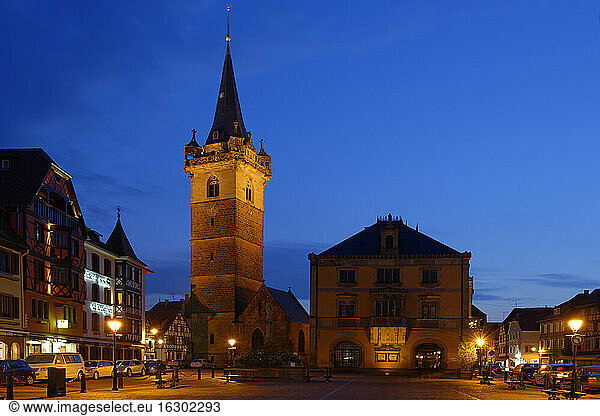 Frankreich  Elsass  Obernai  Place du Marche mit Kappelturm