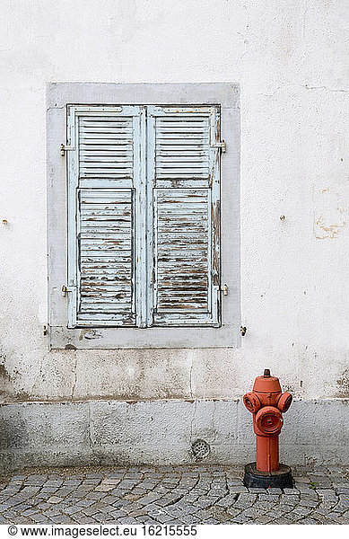 Frankreich  Elsass  Wasserhydrant vor Hausfassade