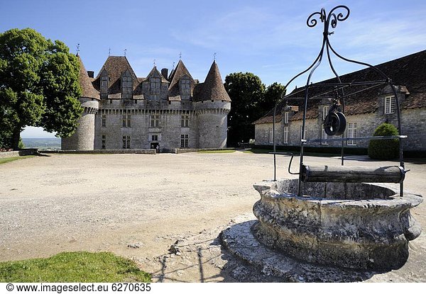 Frankreich Europa Ziehbrunnen Brunnen Palast Schloß Schlösser Dordogne alt