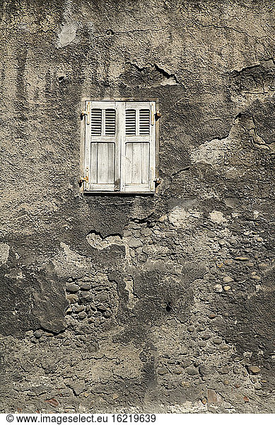 Frankreich  Fenster mit weißen Fensterläden