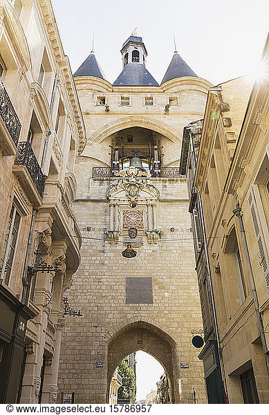 Frankreich  Gironde  Bordeaux  Niedrigwinkelansicht des mittelalterlichen Tors der Großen Glocke