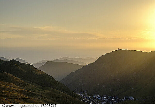Frankreich  Hautes-Pyrenees  Bagneres-de-Bigorre  Sonnenaufgang über dem Pass Col du Tourmalet  Frankreich