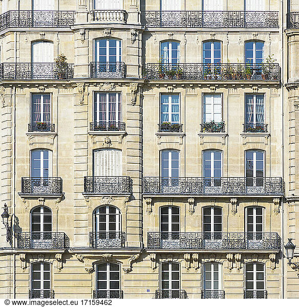 Frankreich  Ile-de-France  Paris  Balkone eines alten Wohnhauses