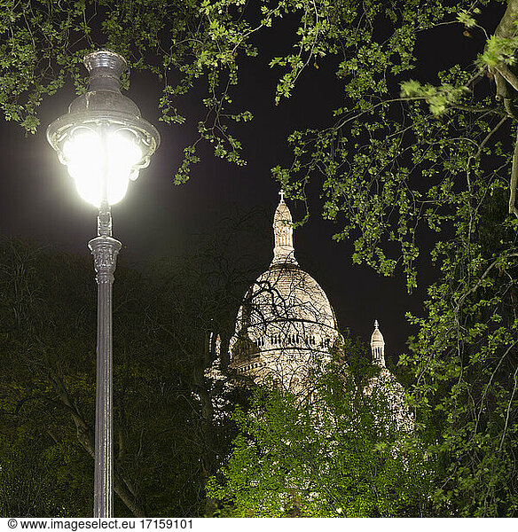 Frankreich  Ile-de-France  Paris  Herz-Jesu-Basilika in Paris bei Nacht mit Straßenlaterne im Vordergrund