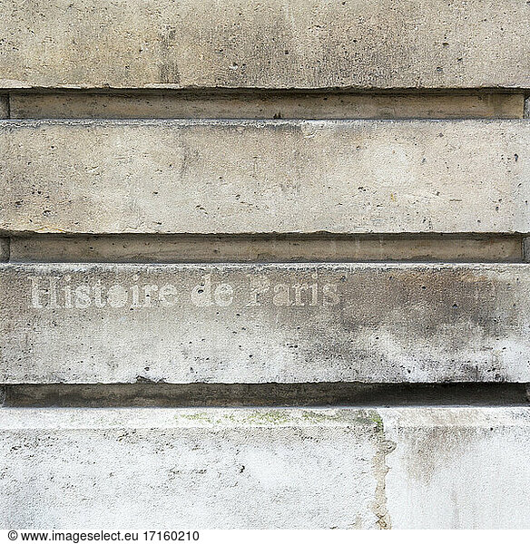 Frankreich  Ile-de-France  Paris  Kurzer Satz auf alter verwitterter Wand